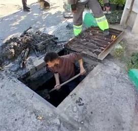 لایروبی جوی‌ها از میدان زردبند تا محله گلندوك؛ گامی برای شهری پاكیزه و بدون آب‌گرفتگی
